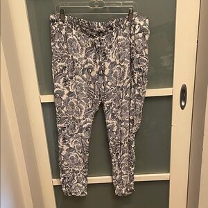 Old Navy Black and White Patterned Pants, L, EUC